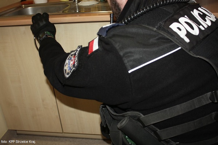 Przed policją schował się w szafie. 36-latek wpadł na terenie Gminy Dobiegniew