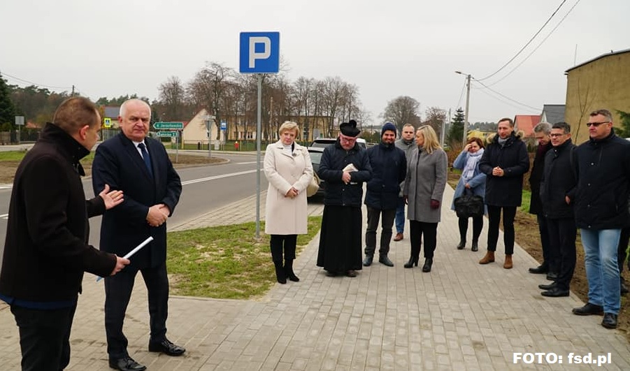 W Bobrówku (gm.Strzelce Kraj.) uroczyście otwarto przebudowaną drogę w centrum wsi... 