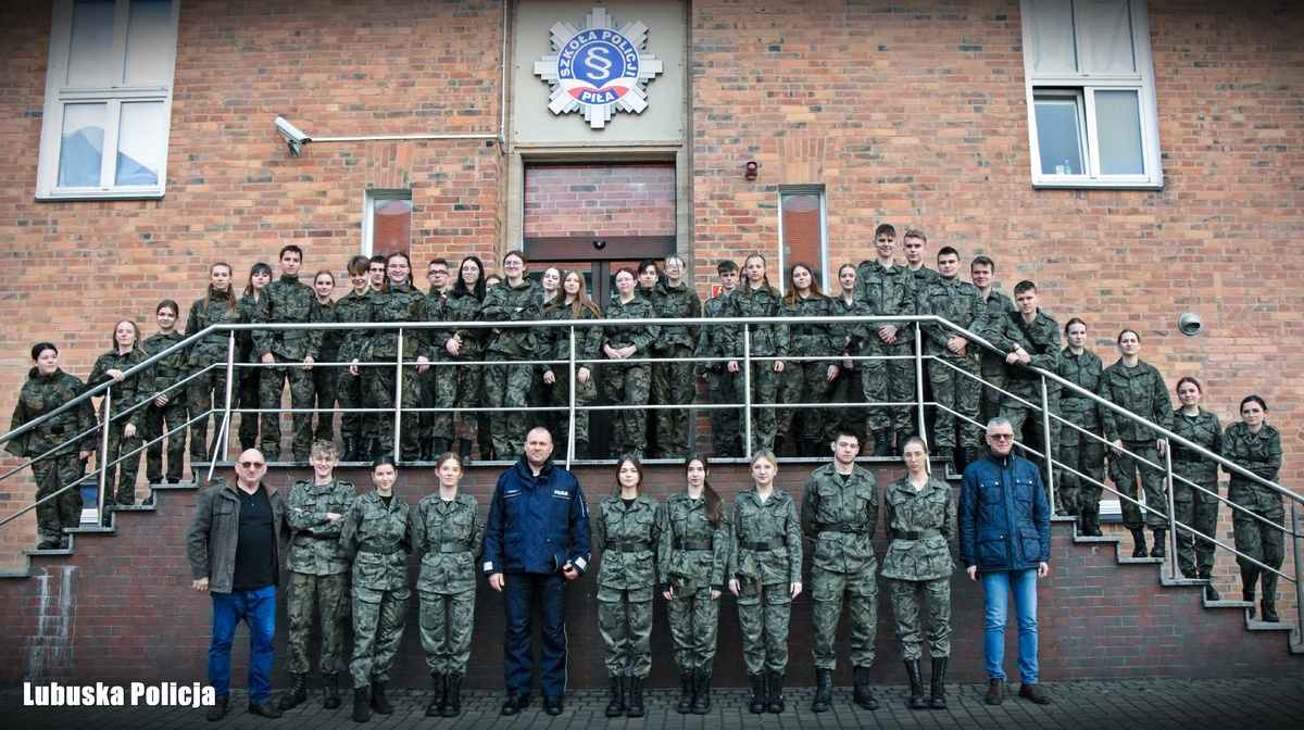 Uczniowie klas mundurowych strzeleckiego liceum odwiedzili Szkołę Policji w Pile! | FOTO