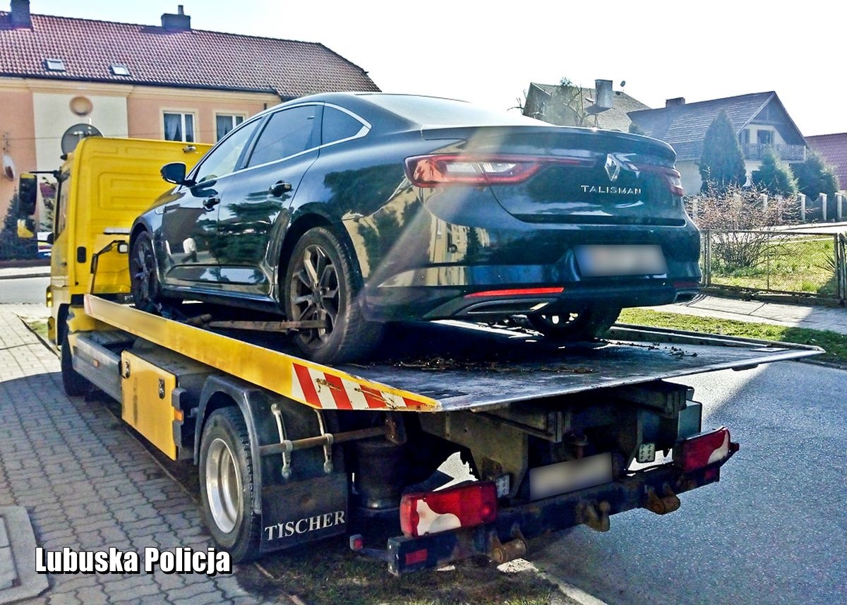 Policjanci z Strzelec Kraj. pod Wełminem odzyskali kradziony samochód | VIDEO