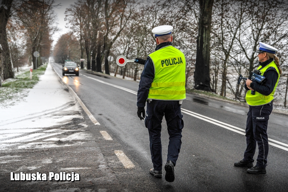 Zimowe warunki na drogach powiatu. Policjanci dbają o bezpieczeństwo