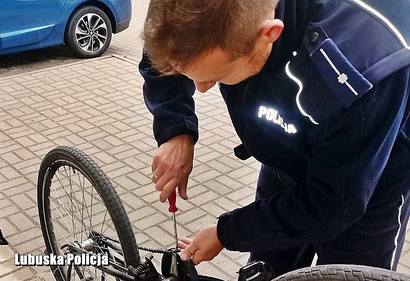 DREZDENKO: Pozornie drobne sprawy mają wielkie znaczenie - Dzielnicowy pomógł starszemu rowerzyście usunąć usterkę
