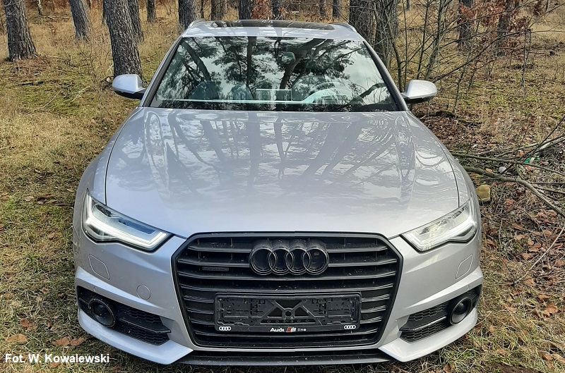 W lesie znaleziono opuszczone Audi warte około 200 tys. zł | FOTO