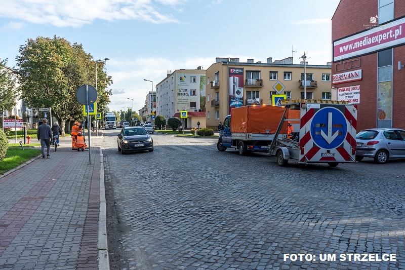 Rozpoczyna się przekładanie kostki na przejściu przed rondem - będzie wahadło