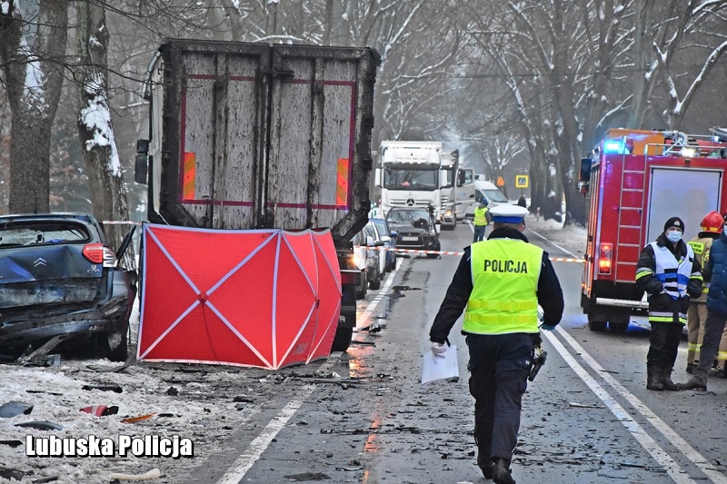 Tragiczny wypadek na DK 22 w okolicach Wełmina - zginęły dwie osoby!| FOTO