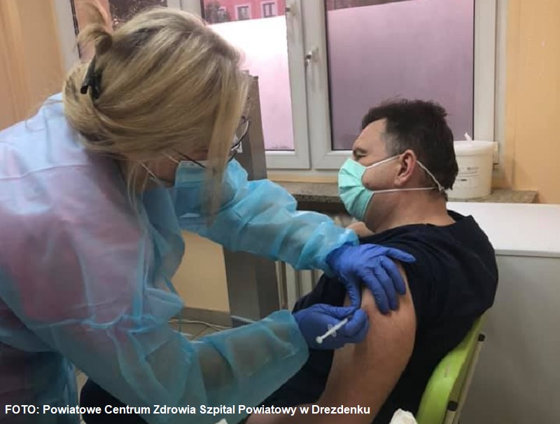 W szpitalu w Drezdenku trwają szczepienia przeciwko COVID-19...