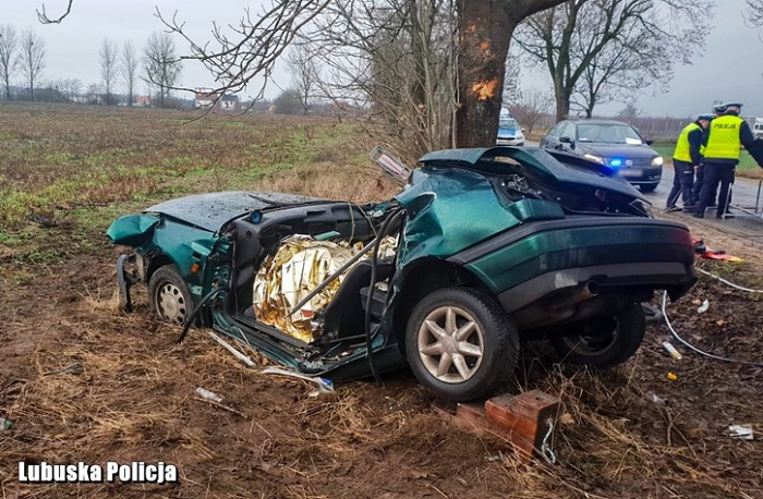 Tragedia pod Drezdenkiem! Samochód uderzył w drzewo - nie żyją dwie młode osoby
