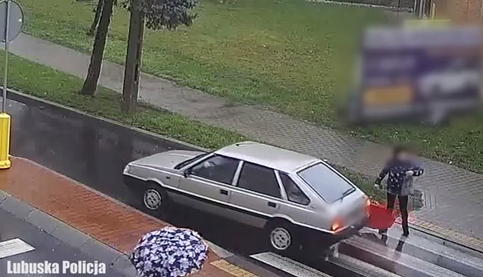 Tragedia była o krok - 84-letni kierujący polonezem potrącił kobietę [VIDEO]
