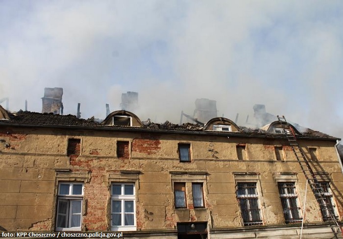 Pożar pałacu w Kolsku (Gmina Bierzwnik). Strażacy walczą z ogniem...[Aktualizacja - Foto]