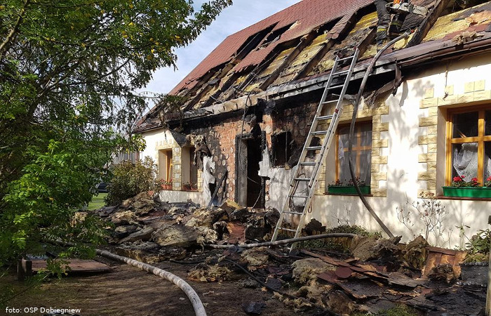 Groźny pożar domu jednorodzinnego w Mostnikach (gm.Dobiegniew) [FOTO]