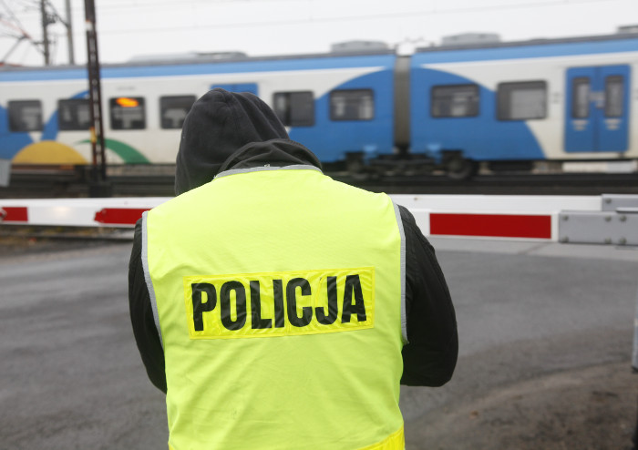 Groźna sytuacja na przejeździe kolejowym w Dobiegniewie. Policja bada okoliczności...