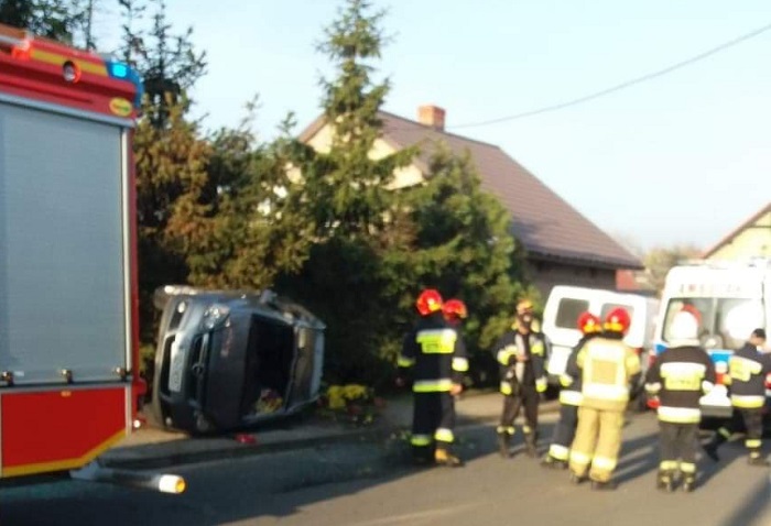 Wypadek w Starym Kurowie - jedno z aut wywróciło się na bok... [FOTO]