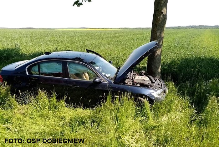 Wypadek na DK 22 w m.Dobiegniew. BMW uderzyło w drzewo...